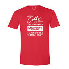Rotes T-Shirt mit dem Aufschrift Lord give me Coffee to change the things I can, whiskey to accept the things I can´t